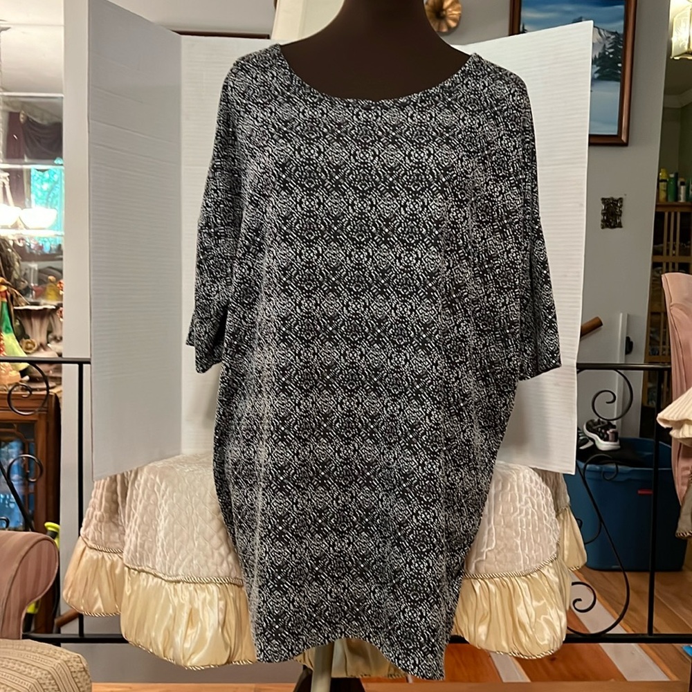 Lularoe short sleeve t shirt back and white print  size M